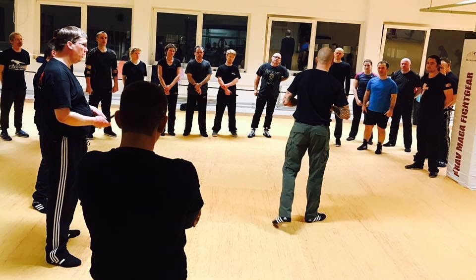 Mixed Seminar zum Thema Military Knife Fighting & Krav Maga Defenses- vorführung