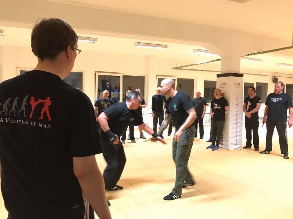 Mixed Seminar zum Thema Military Knife Fighting & Krav Maga Defenses - 360 Defense