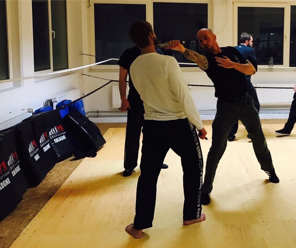 Mixed Seminar zum Thema Military Knife Fighting & Krav Maga Defenses - Gruppentraining