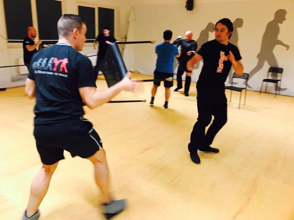 Mixed Seminar zum Thema Military Knife Fighting & Krav Maga Defenses - Stuhl verteidigung 2