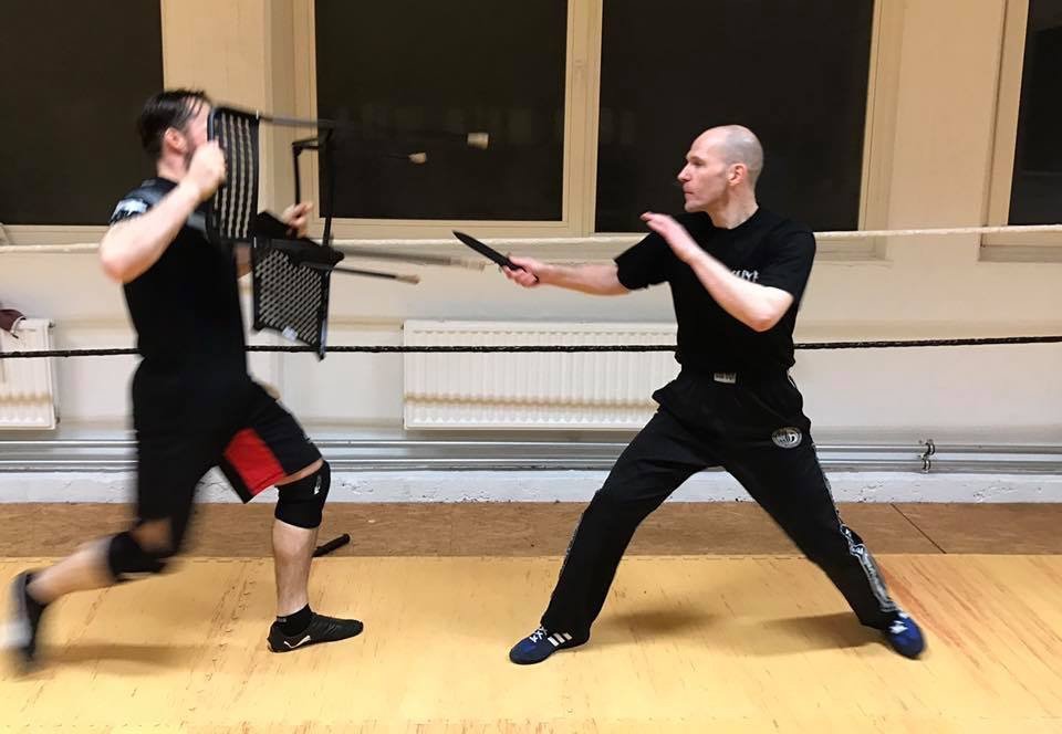 Mixed Seminar zum Thema Military Knife Fighting & Krav Maga Defenses - Stuhl verteidigung