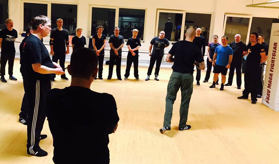 Mixed Seminar zum Thema Military Knife Fighting & Krav Maga Defenses Vorführung