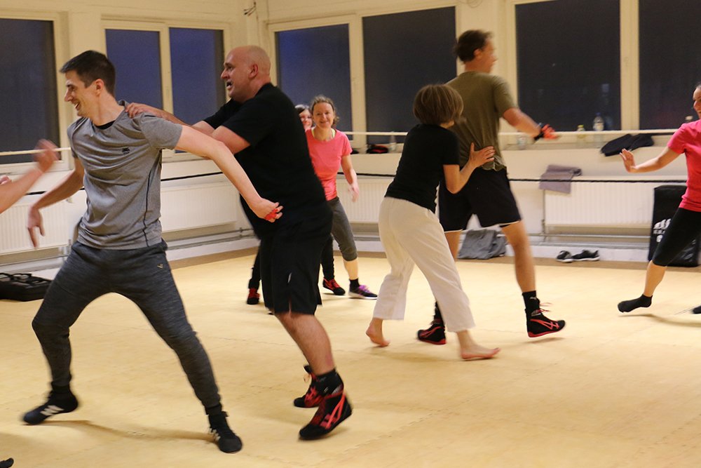 Selbstverteidigung für Frauen mit Krav Maga (German Edition)